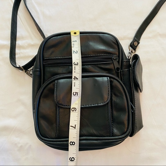 NWOT Leather Crossbody.. Back is vegan leather. Front is Leather. ADORABLE - Picture 9 of 12